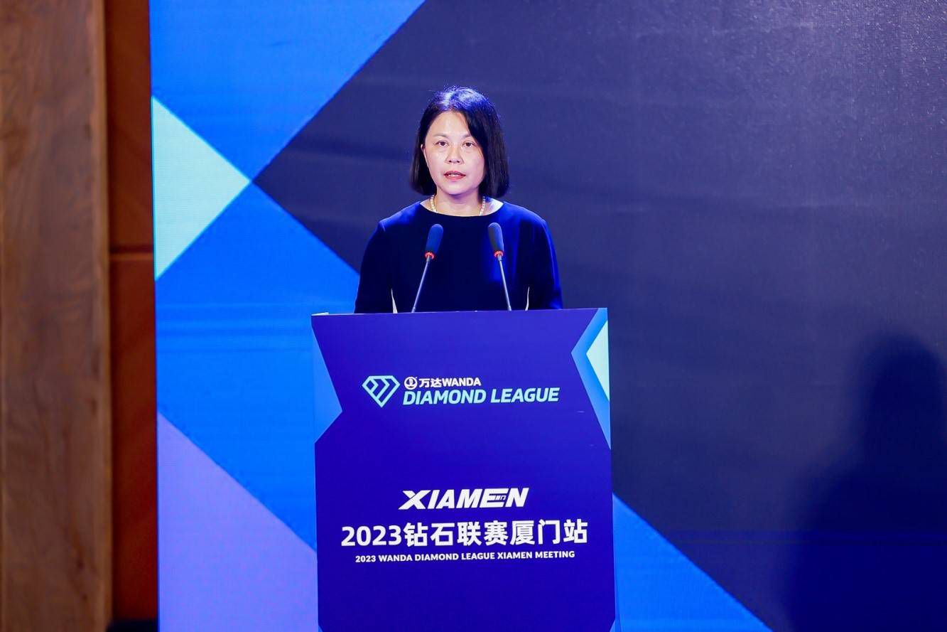 杨若晴可是最会察言观色的人，见状忙地放缓了脚步，轻声询问道：娘，你莫老是叹气呀，咋啦？孙氏抬眼看了杨若晴一眼，说道：我原本是打算等分了家就去把他们两个接回来，可是，咱家这会子刚分出来，啥啥都没有，这眼瞅着快寒露了，你爹不能下地，咱娘俩得抓紧了功夫把油菜给种下去。